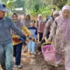 DUKUNGAN: Ibu-ibu dari RT 01 RW 02 Desa Pamulihan mendatangi lokasi kerja pengecoran jalan dengann membawa sej