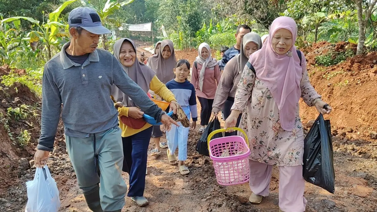 DUKUNGAN: Ibu-ibu dari RT 01 RW 02 Desa Pamulihan mendatangi lokasi kerja pengecoran jalan dengann membawa sej