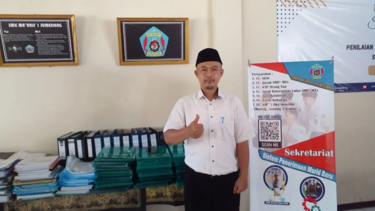 LEPASKAN: Kepala Sekolah SMK Ma\'arif 1 Sumedang, Yusuf Shaeful Rohman, S.Ag., saat ditemui Sumeks di sekolahny