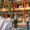 PEMBINAAN: Kanit Kamsel Satlantas Polres Sumedang, Ipda Agus Ruswandi saat pelaksanaan penyuluhan di salah sat