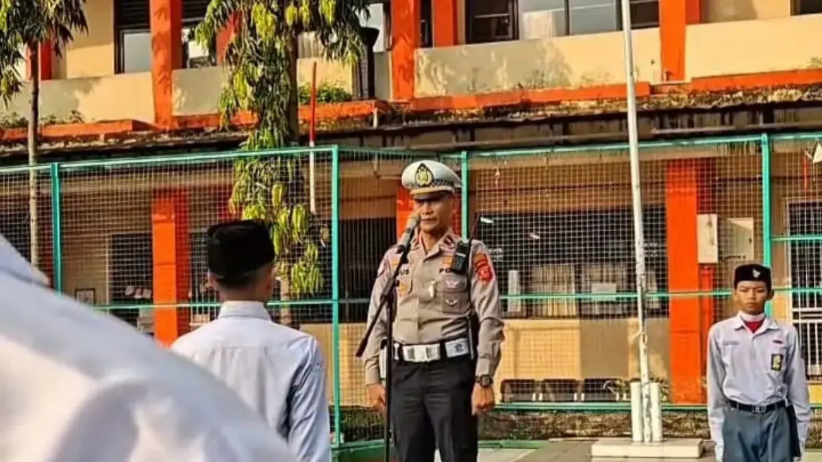 PEMBINAAN: Kanit Kamsel Satlantas Polres Sumedang, Ipda Agus Ruswandi saat pelaksanaan penyuluhan di salah sat