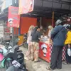 INOVASI: Sejumlah pembeli saat berbelanja di Serba Rp10 Ribu di lingkungan Angkrek Kecamatan Sumedang Utara, b
