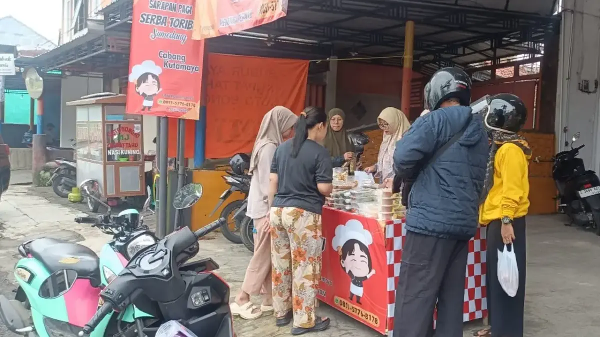 INOVASI: Sejumlah pembeli saat berbelanja di Serba Rp10 Ribu di lingkungan Angkrek Kecamatan Sumedang Utara, b