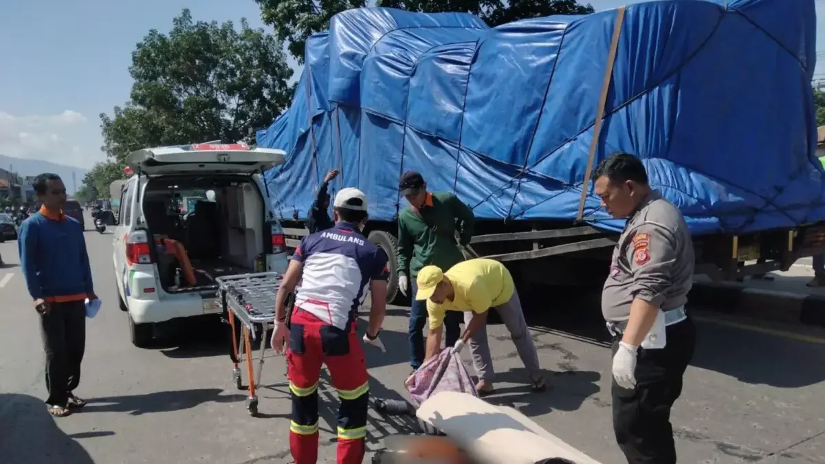 Perawat Muda Tewas Tertabrak Truk di Cimanggung, Sopir Kabur Usai Kejadian