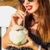 Mengejutkan, Inilah 7 Manfaat yang Bisa Kamu Dapatkan dengan Rutin Minum Air Kelapa Setiap Pagi