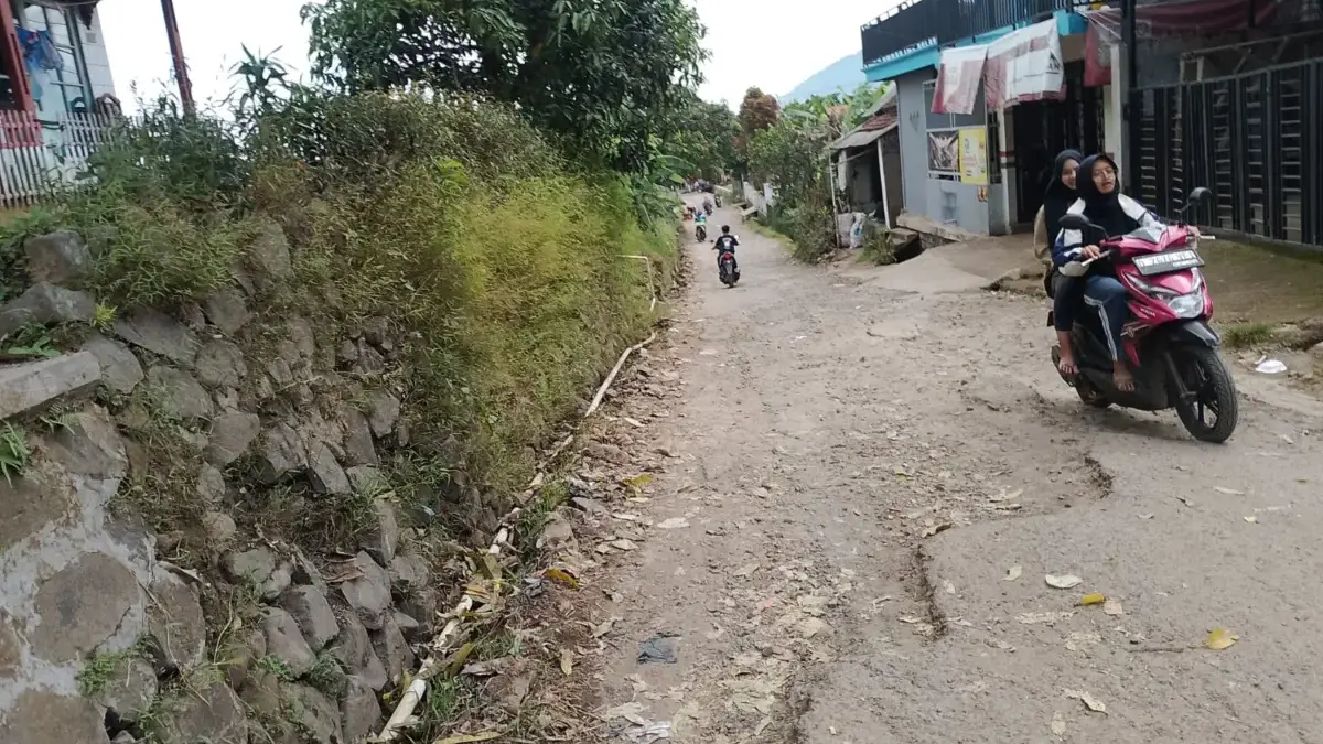 Respons Keluhan Warga, Pemkab Sumedang Perbaiki Jalan Rusak di Cimanggung