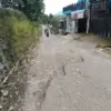 Warga Cimanggung Merasa Dianaktirikan, Jalan Rusak Dibiarkan Bertahun-tahun