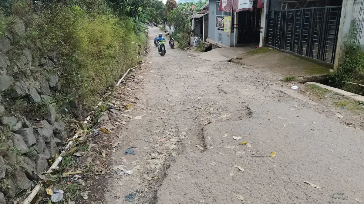 Warga Cimanggung Merasa Dianaktirikan, Jalan Rusak Dibiarkan Bertahun-tahun