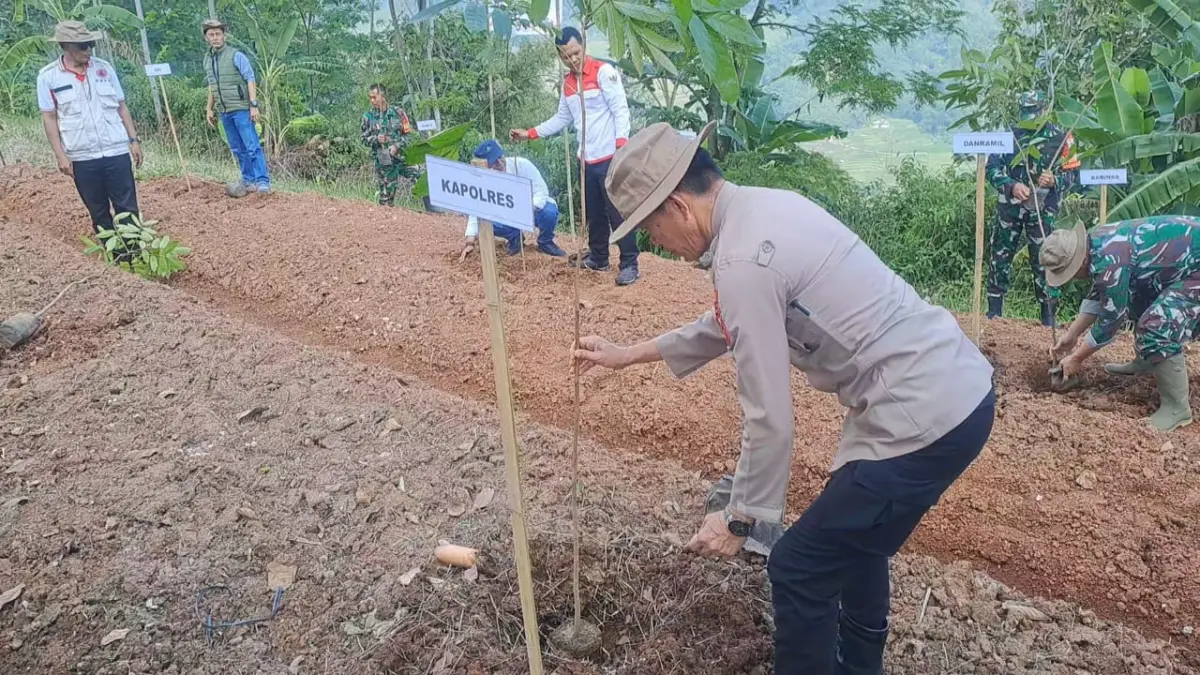 Jaga Kelestarian Alam, Polisi Tanam Seribu Pohon