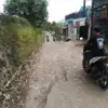 Jalan Kabupaten Rusak Dibiarkan, Desa Cimanggung Terpaksa Tambal Sendiri Demi Keselamatan Warga