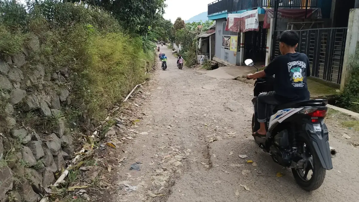 Jalan Kabupaten Rusak Dibiarkan, Desa Cimanggung Terpaksa Tambal Sendiri Demi Keselamatan Warga