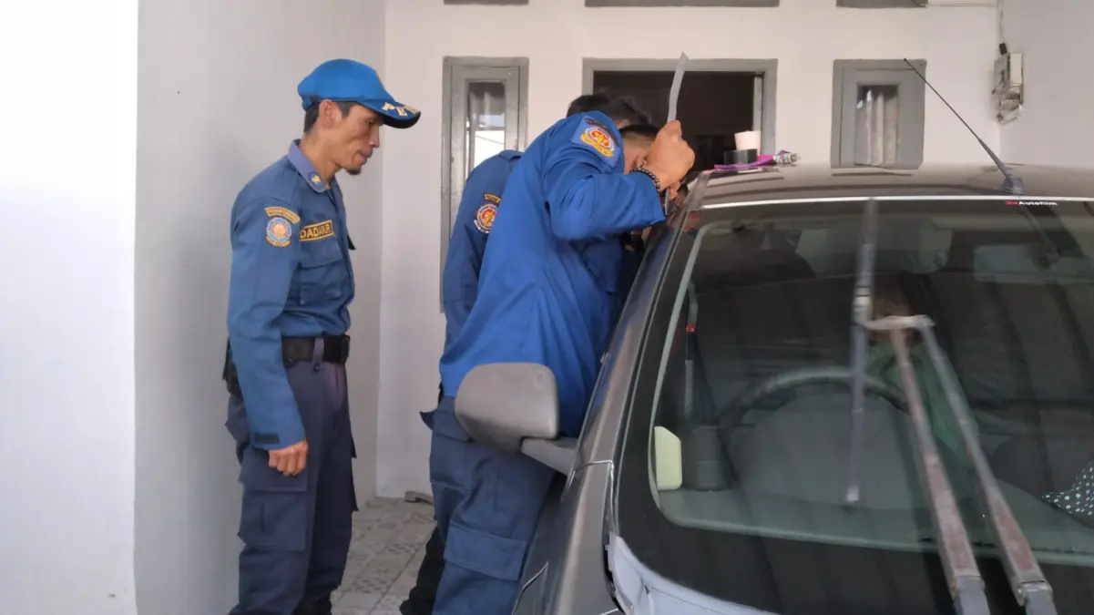 2 Jam Terjebak dalam Mobil, Anak 2 Tahun Dievakuasi Damkar Tanjungsari