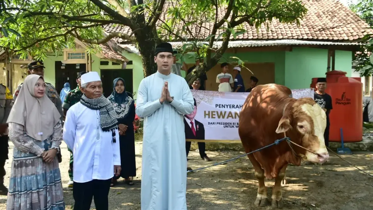 Warga Darmawangi Terima Bantuan Kurban dari Presiden 