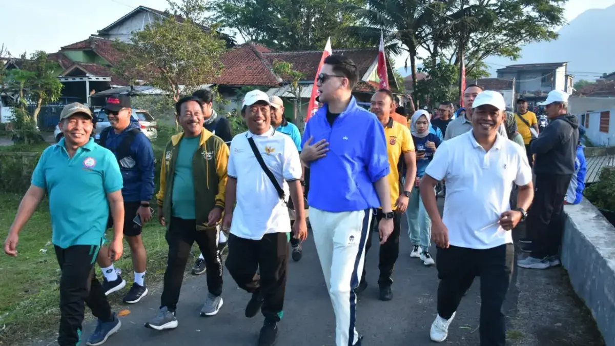 Jalan kaki dimulai dan diakhiri di Lapangan Boka Cimalaka dengan rute yang cukup menantang sejauh 9 km melalui