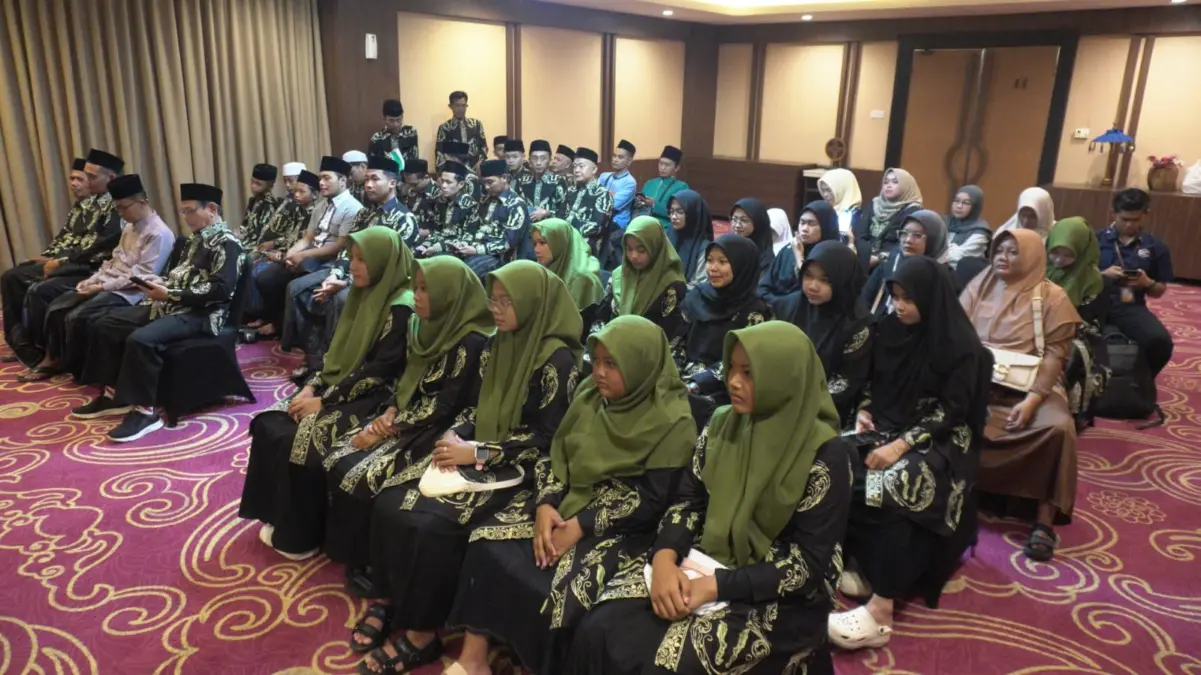 Bupati Sumedang Dony Ahmad Munir secara resmi melepas Kafilah Musabaqah Tilawatil Qur’an dan Hadits (MTQH) ke-