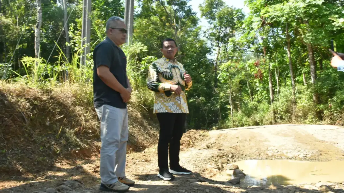 Komitmen Perbaikan Infrastruktur, Bupati Dony Tinjau Jalan Cibareubeu Jatinunggal
