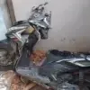 Akibat Rem Blong, Skuter Matik Melayang ke Atap Rumah, Ibu dan Anak Terluka