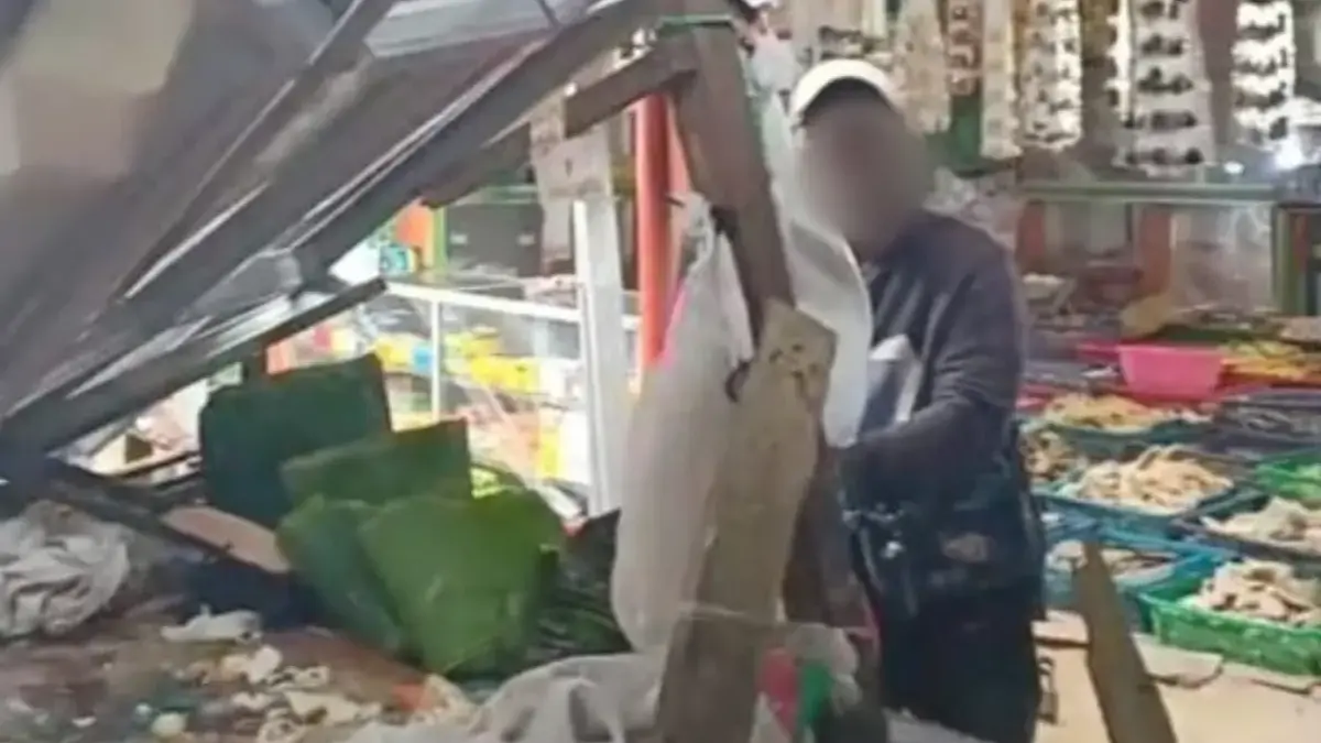 Proyek penataan saluran air hujan di Pasar Parakanmuncang, Kecamatan Cimanggung, Kabupaten Sumedang roboh.