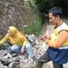 Sebuah tebing penahan tanah (TPT) roboh akibat hujan deras, menutup sebagian jalan utama kabupaten Sumedang da