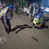OLAK TKP: Anggota Unit Laka Polres Sumedang saat melakukan olah TKP di lokasi kecelakaan.