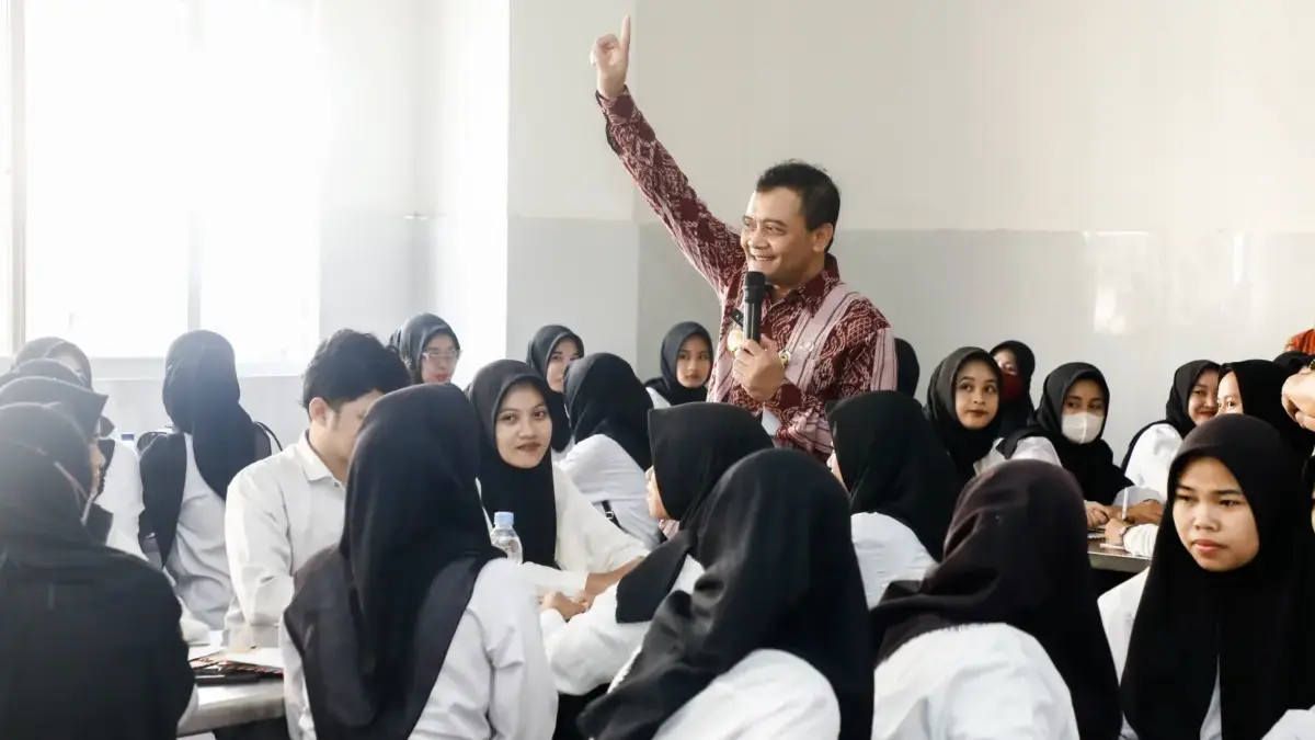 Gubernur Jawa Tengah Ahmad Luthfi meninjau langsung sejumlah perusahaan di Kawasan Industri Kendal pada Selasa