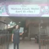 MELAYANI: Chef Restoran Ayam Wijen Khalana, Dewi tengah penyambut konsumen yang akan mengunjungi restorannya.(