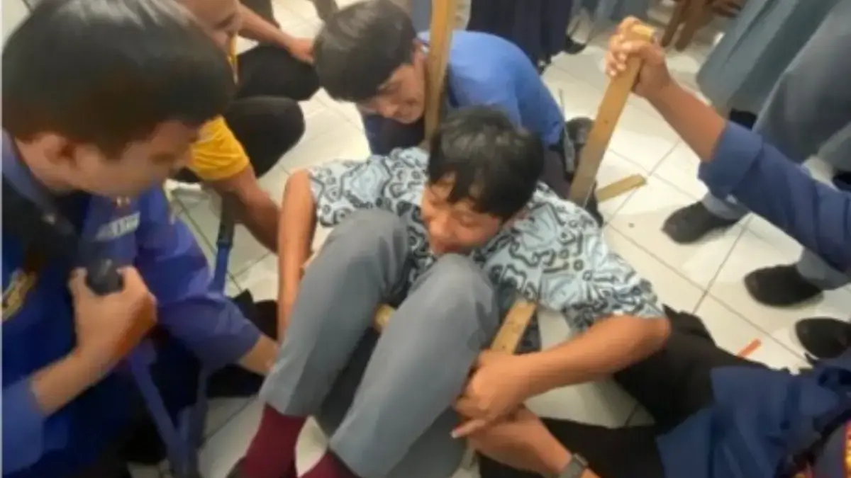 EVAKUASI: Petugas pemadam kebakaran Sumedang melakukan evakuasi siswa SMAN 1 Sumedang yang tengah terjebak kur