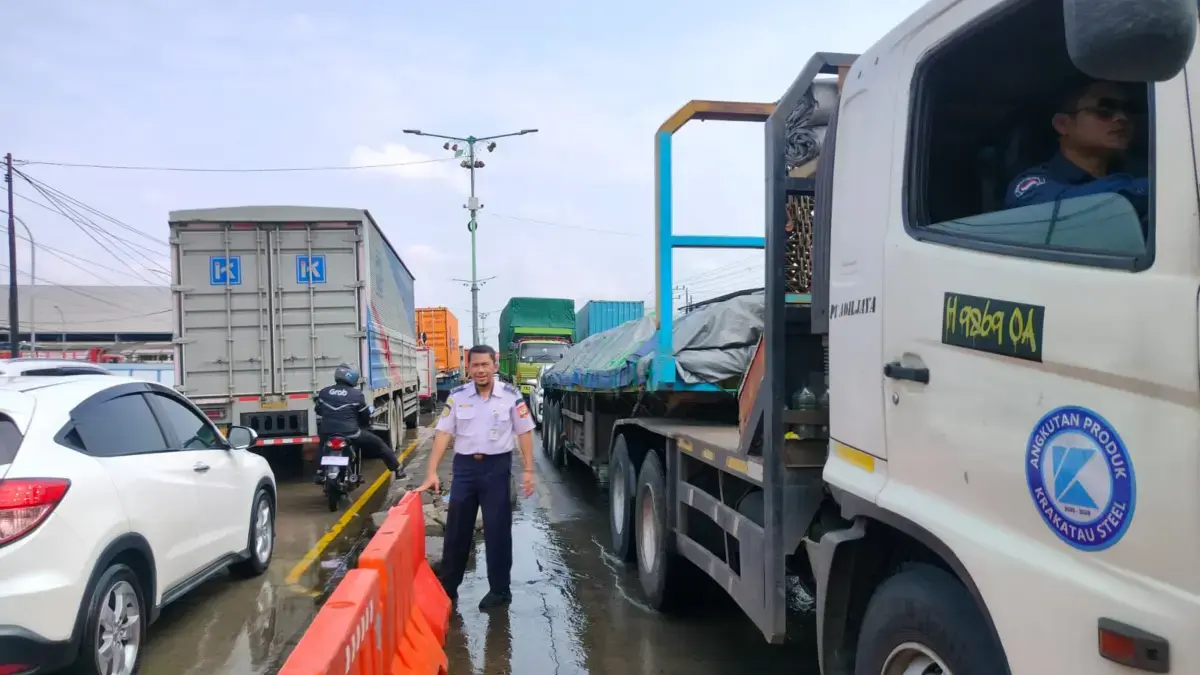Urai Kemacetan di Sayung Demak, Pemprov Jateng Tutup U-Turn Median Jalan di Depan Pabrik Polytron