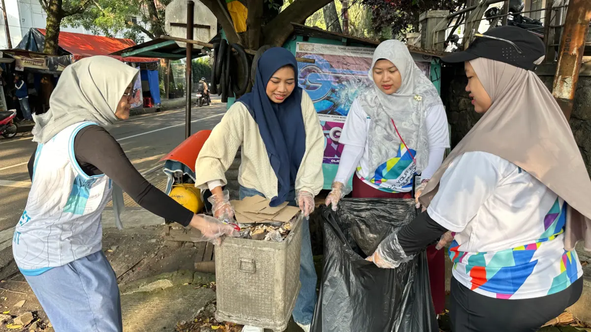 PLN Icon Plus SBU Regional Jawa Barat Gelar Aksi "Zero Waste Warriors" di Taman Superhero Bandung PLN Icon Plus SBU Regional Jawa Barat Gelar Aksi \"Zero Waste Warriors\" di Taman Superhero Bandung Memperingati