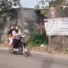 Proyek Drainase di Rancaekek Mangkrak, Warga Terpaksa Bangun Jembatan Darurat