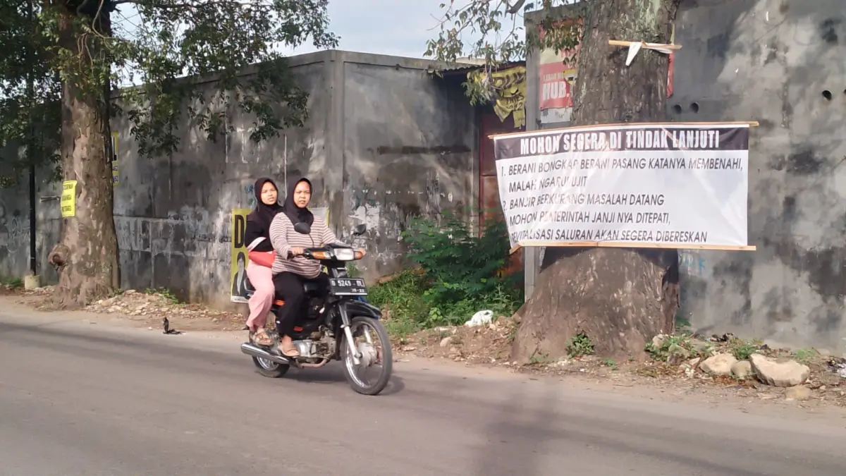 Proyek Drainase di Rancaekek Mangkrak, Warga Terpaksa Bangun Jembatan Darurat