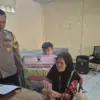 50 Warga Cimanggung Terima BLT Dana Desa, Bhabinkamtibmas Kawal Penyaluran