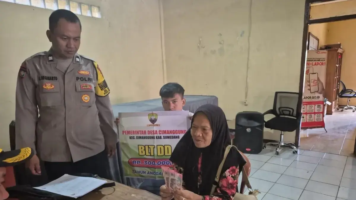 50 Warga Cimanggung Terima BLT Dana Desa, Bhabinkamtibmas Kawal Penyaluran