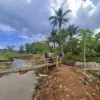 Warga Pakuluran Bangun Kembali Jembatan Penghubung Dua Desa Usai Normalisasi Sungai Cimande