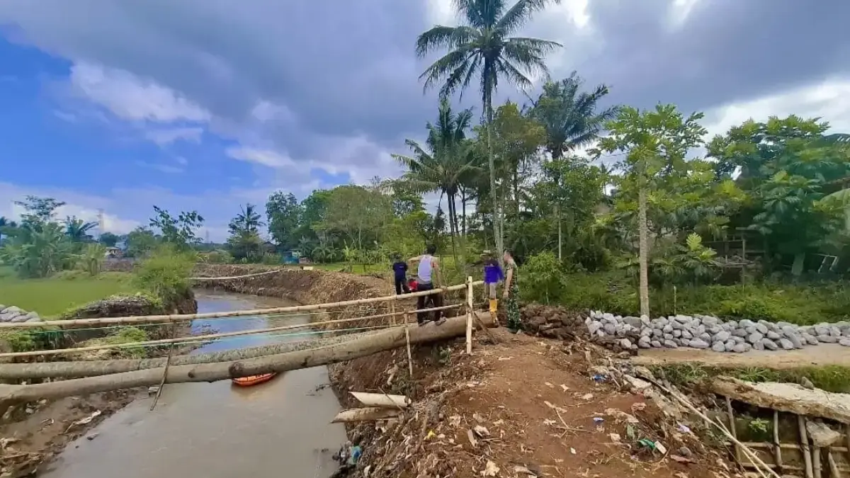 Warga Pakuluran Bangun Kembali Jembatan Penghubung Dua Desa Usai Normalisasi Sungai Cimande