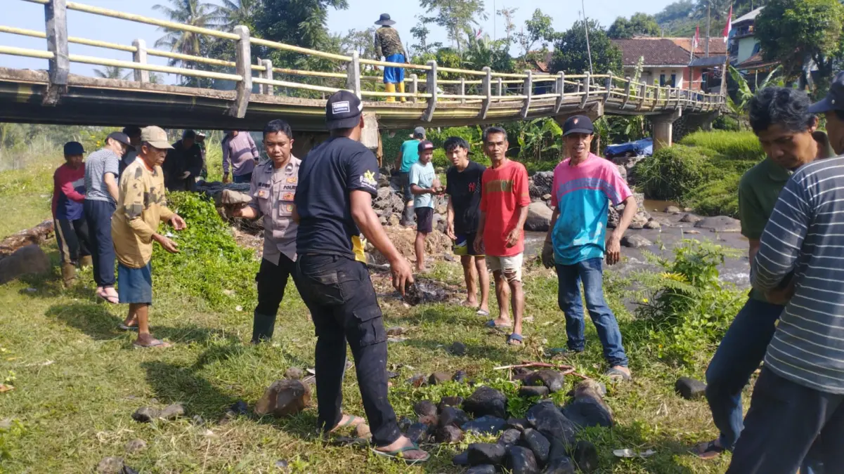 Pasang Bronjong Antisipasi Jembatan Roboh 