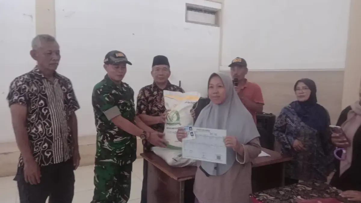 Pemdes Cimalaka Salurkan Beras