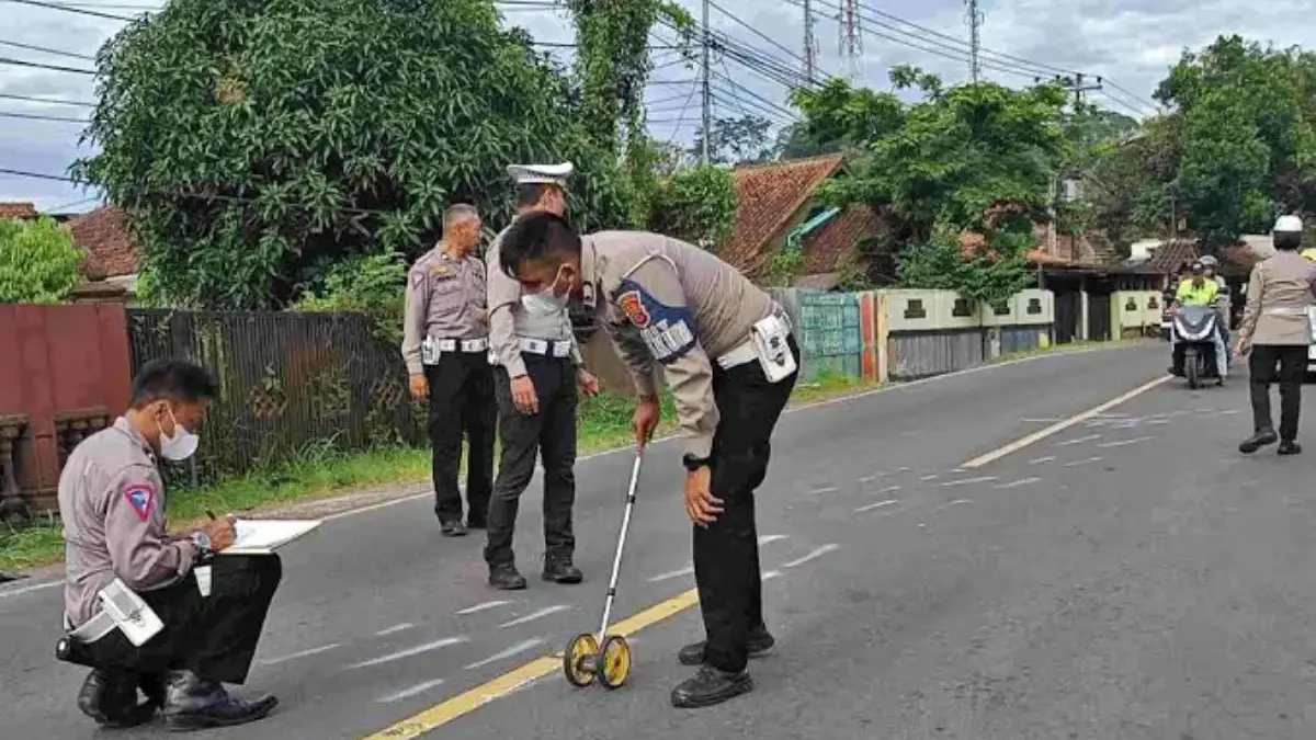 Diduga Mabuk, Pemotor Tabrak Truk