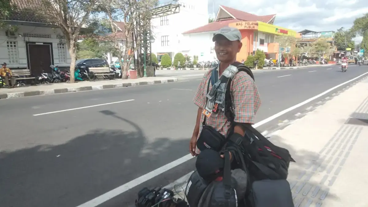 Berjualan di Alun-Alun Sumedang, Sodik Tawarkan Tas & Aksesori dengan Harga Terjangkau