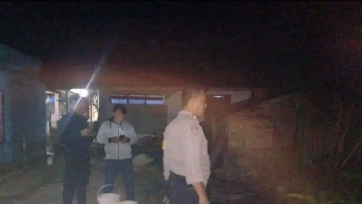 Saung Tempat Produksi Sapu dilalap Api Akibat Konsleting Listrik