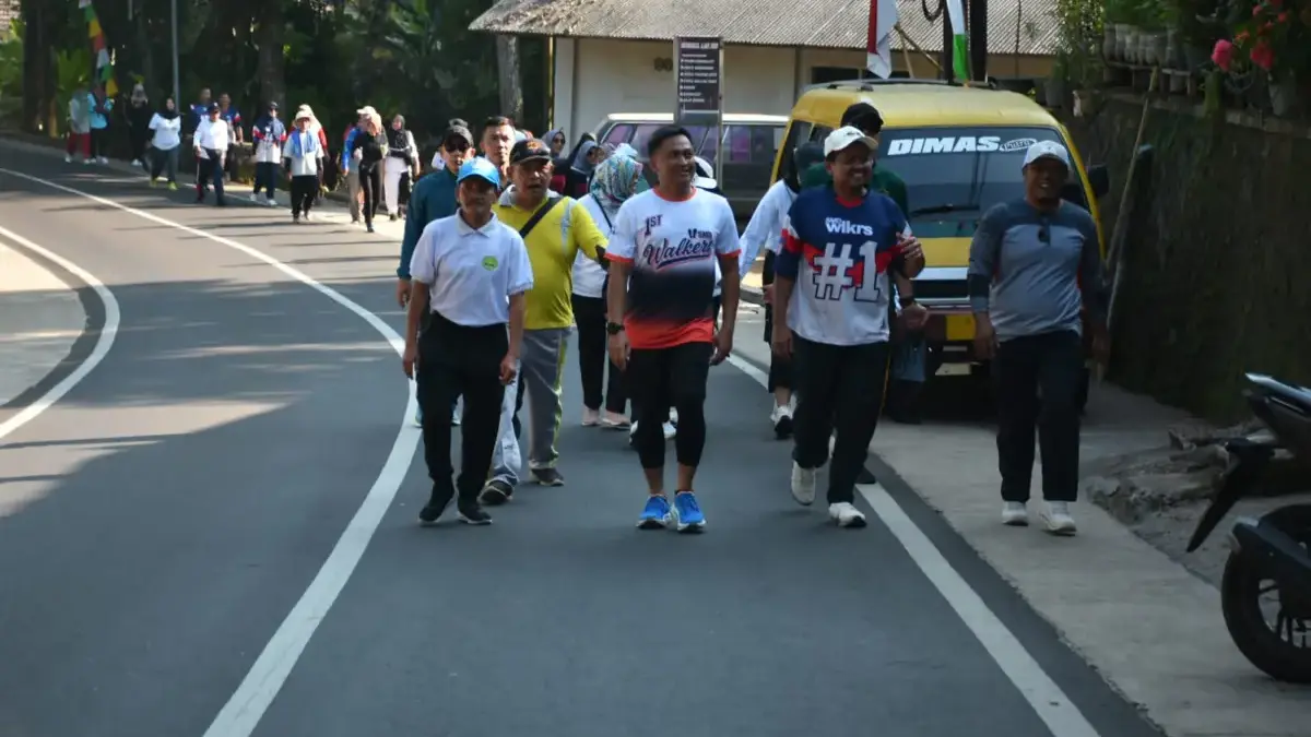 Bupati dan Wabup Sumedang Jalan Kaki Susuri Keindahan Buahdua