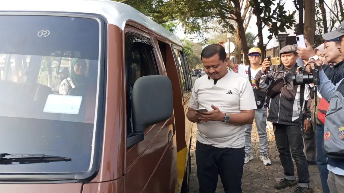 Bupati Sumedang Wajibkan Karyawan Pemda, Ngantor Naik Angkot