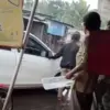 Viral, Seorang Ibu Dipaksa Keluar dari Taksi Online Lantaran Diamuk Tukang Ojek Pangkalan