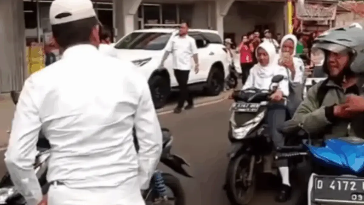 Tuai Pujian Dari Warganet, KDM Berhentikan Pemotor Remaja yang Tidak Kenakan Helm