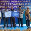 Tepati Janji, Taj Yasin Serahkan Bantuan Benih Padi untuk Petani Terdampak Banjir di Demak