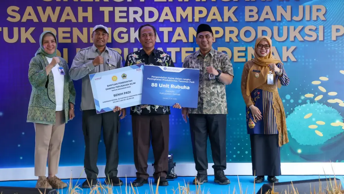 Tepati Janji, Taj Yasin Serahkan Bantuan Benih Padi untuk Petani Terdampak Banjir di Demak