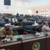 SAMPAIKAN ASPIRASI: Sejumlah pedagang yang tergabung dalam IKWAPA Pasar Parakanmuncang sampaikan aspirasi kepa