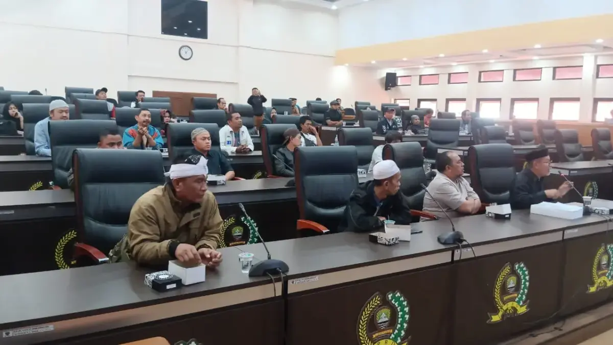 SAMPAIKAN ASPIRASI: Sejumlah pedagang yang tergabung dalam IKWAPA Pasar Parakanmuncang sampaikan aspirasi kepa