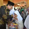 SIMBOLIS SANTUNAN: Bupati Dony Ahmad Munir berikan santunan kepada anak yatim dalam rangka peringatan Tahun Ba