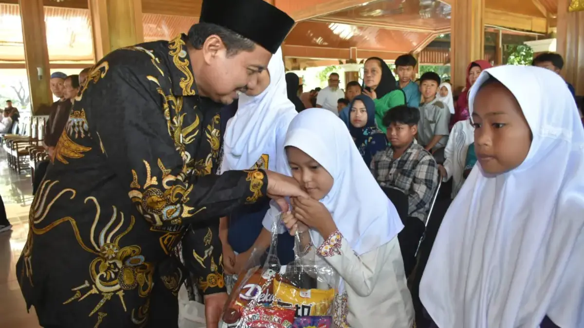 SIMBOLIS SANTUNAN: Bupati Dony Ahmad Munir berikan santunan kepada anak yatim dalam rangka peringatan Tahun Ba